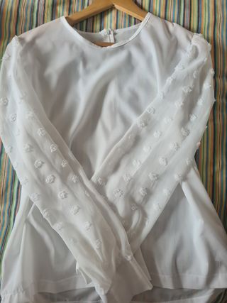 Blusa blanca manga larga con topos