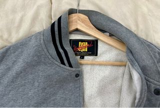 Sudadera Undefeated Vintage Gris y negra 