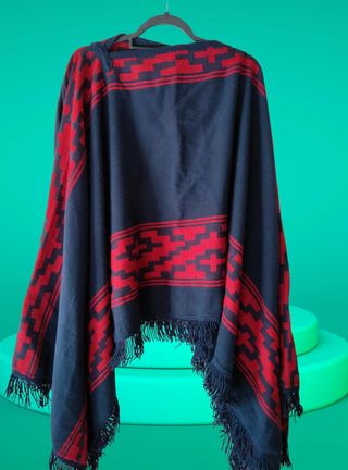 Poncho azul y rojo con flecos