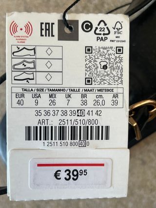 Zapatos destalonados negros Zara tachas doradas