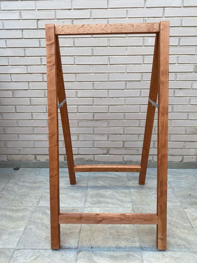 Due cavalletti in legno 