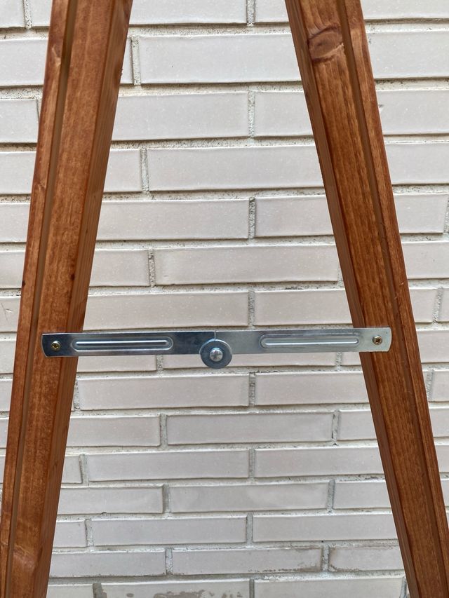 Due cavalletti in legno 