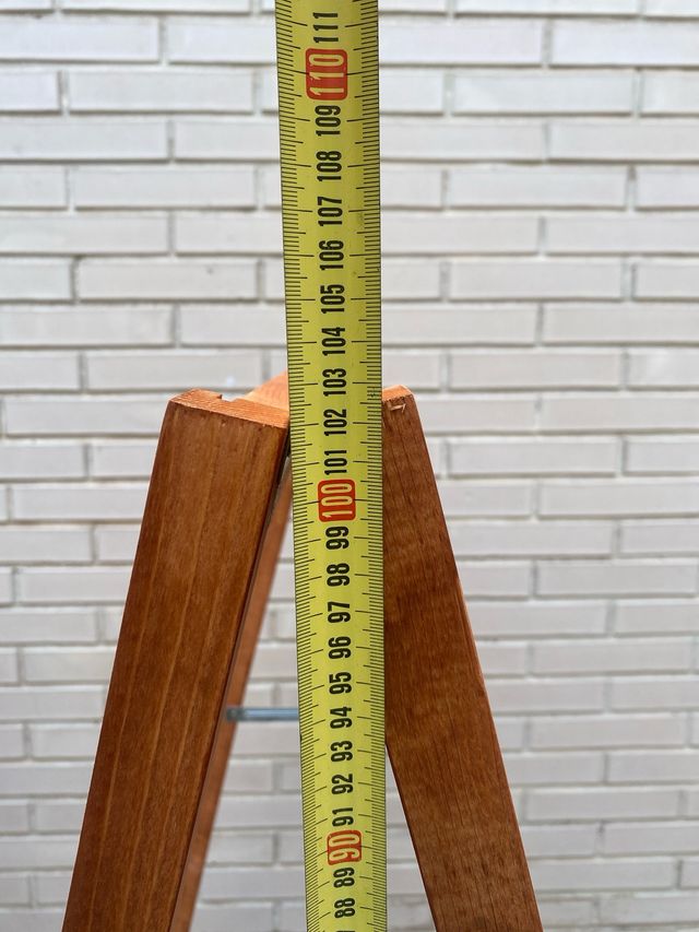 Dois cavaletes de madeira 