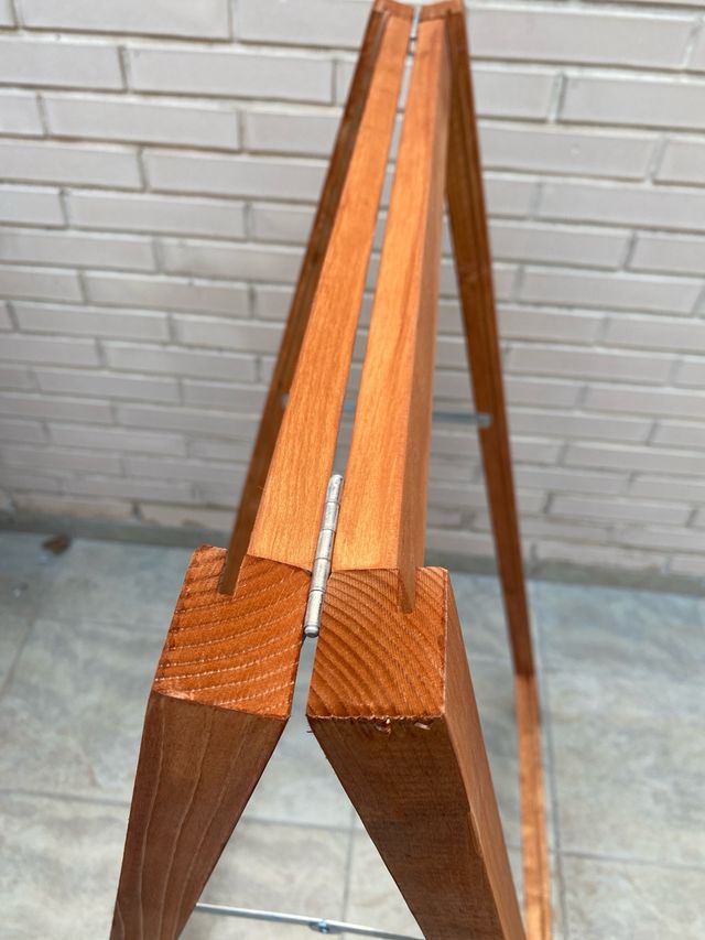 Due cavalletti in legno 