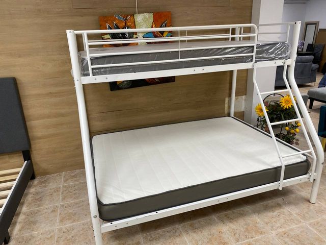 Litera con colchones gris y blanco