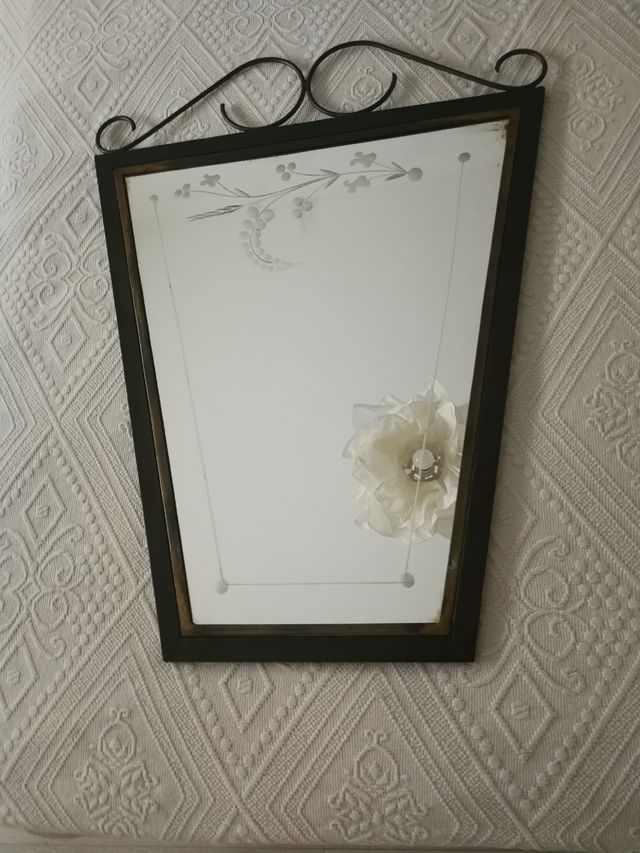 Espejo decorativo con flor