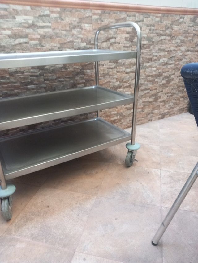 Camarera de acero inoxidable con ruedas