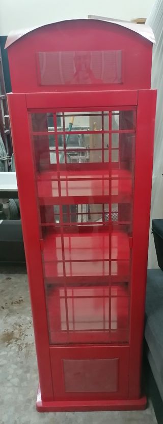 Expositor armario con forma de cabina telefono