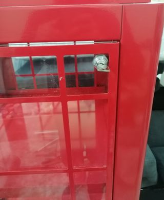 Expositor armario con forma de cabina telefono