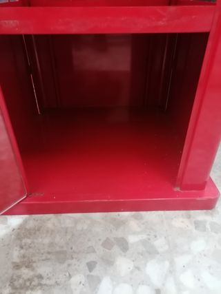Expositor armario con forma de cabina telefono