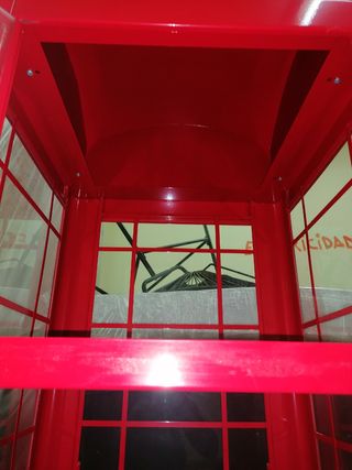 Expositor armario con forma de cabina telefono