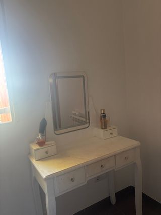 Tocador de maquillaje blanco y dorado
