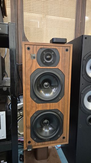Bowers DM 1400. Altavoces. B&W.
