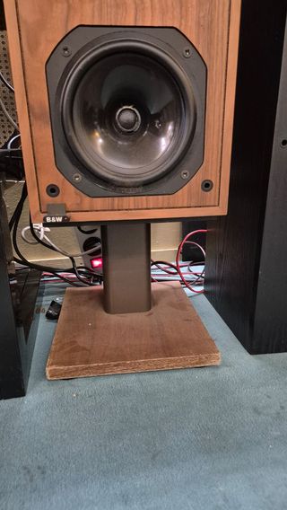 Bowers DM 1400. Altavoces. B&W.