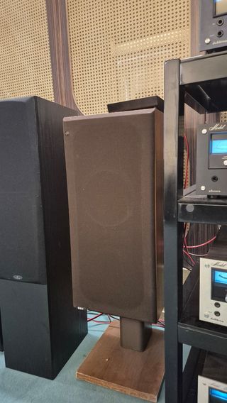 Bowers DM 1400. Altavoces. B&W.