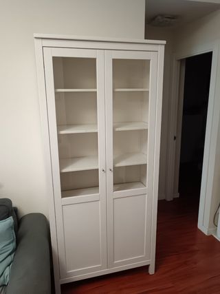 Vitrina blanca con puertas de cristal
