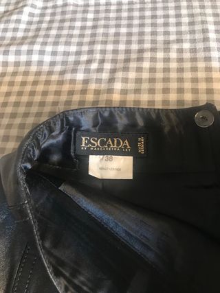 Falda de cuero negra  la talla en españa es la 36 