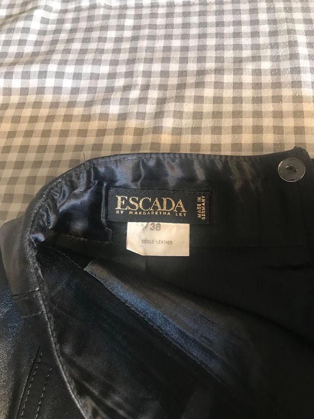 Falda de cuero negra la talla en españa es la 36