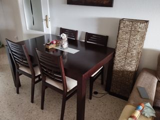 Mesa de comedor de madera oscura
