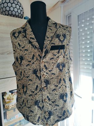 Chaleco de hombre estampado oro y negro