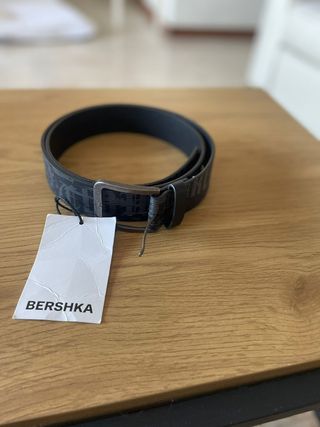 Cinturón Bershka negro con etiqueta