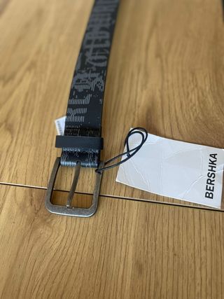 Cinturón Bershka negro con etiqueta