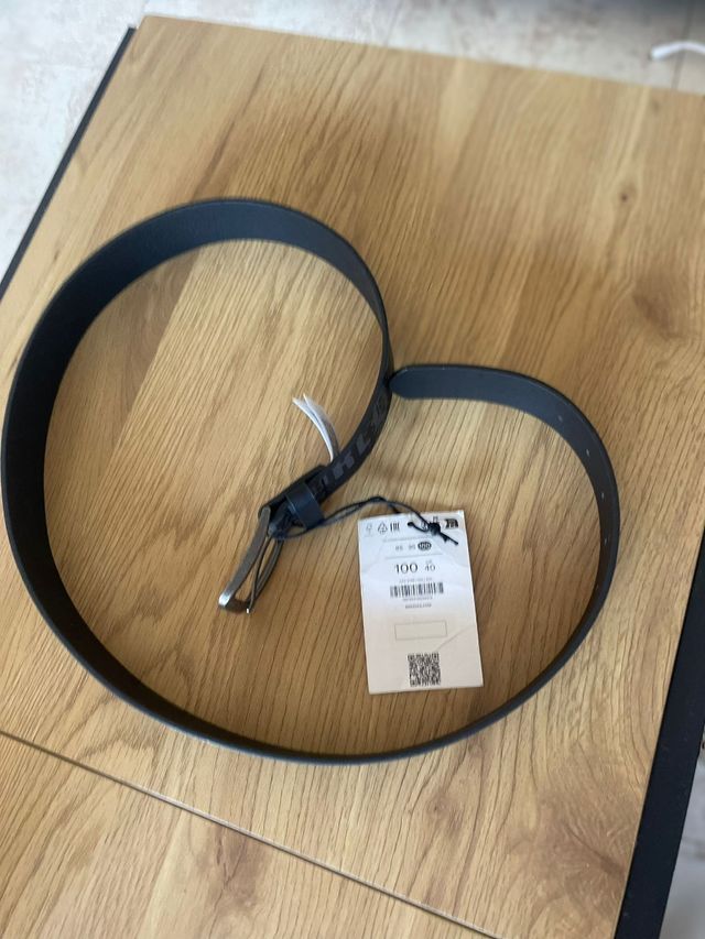 Cinturón Bershka negro con etiqueta