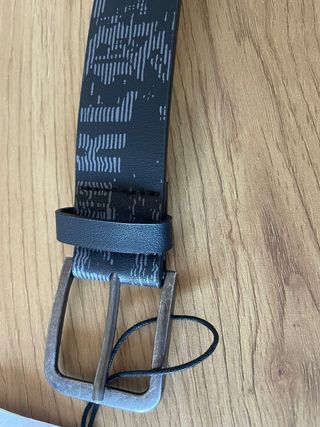 Cinturón Bershka negro con etiqueta