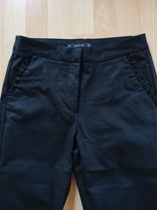 Pantalón Zara Negro Talla M con Volantes