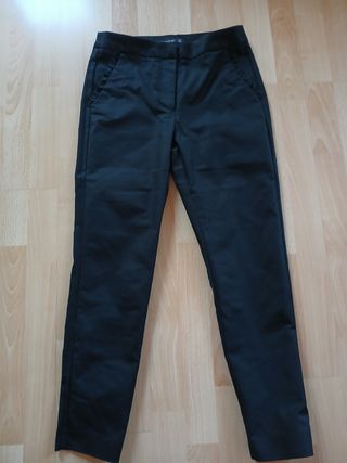 Pantalón Zara Negro Talla M con Volantes