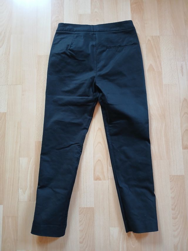 Pantalón Zara Negro Talla M con Volantes
