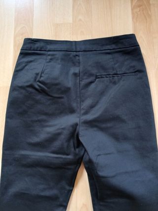 Pantalón Zara Negro Talla M con Volantes