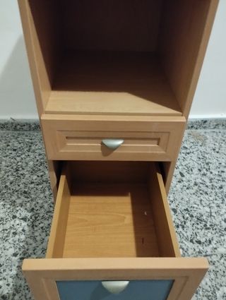 Cajonera de madera marrón y azul