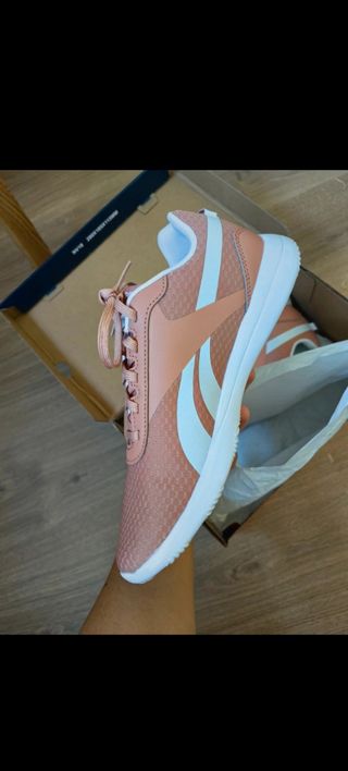 Reebok Talla 38.5 Color Coral sin estrenar. 