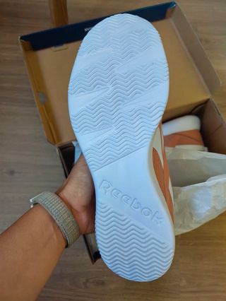 Reebok Talla 38.5 Color Coral sin estrenar. 
