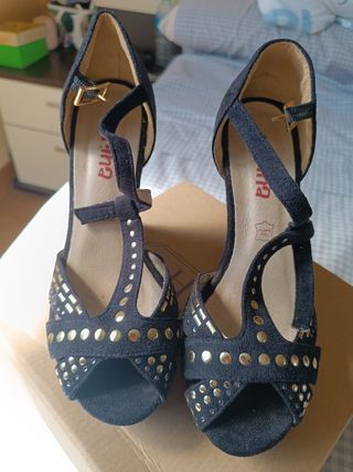 Zapatos de tacón negros con detalles dorados