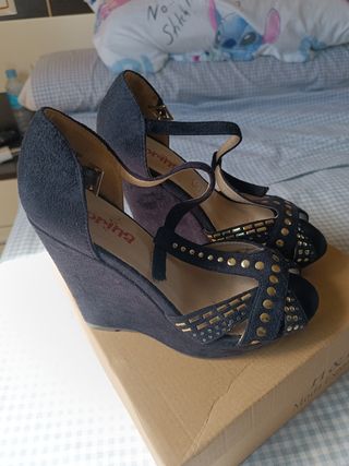Zapatos de tacón negros con detalles dorados