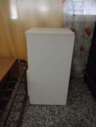 Cajonera blanca y beige