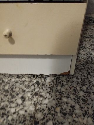 Cajonera blanca y beige