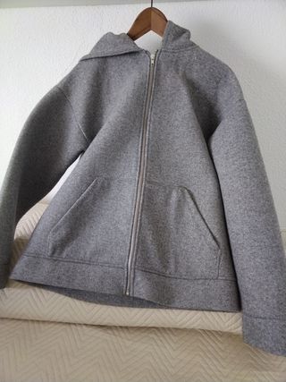 Chaqueta Zara Gris con Cremallera y Capucha