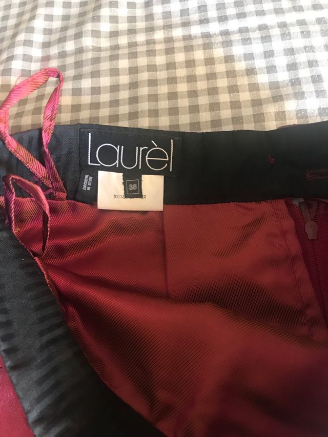 Falda granate de piel la talla en españa es la 36