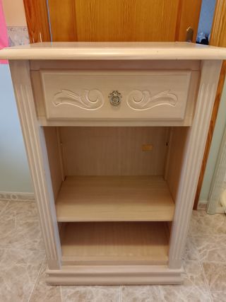 Mueble de madera beige con cajón