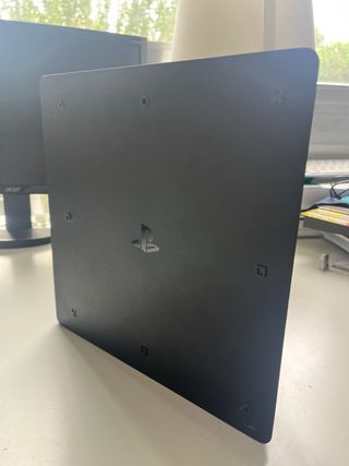 PS4 Slim Negra + 4 Juegos + 2 Mandos