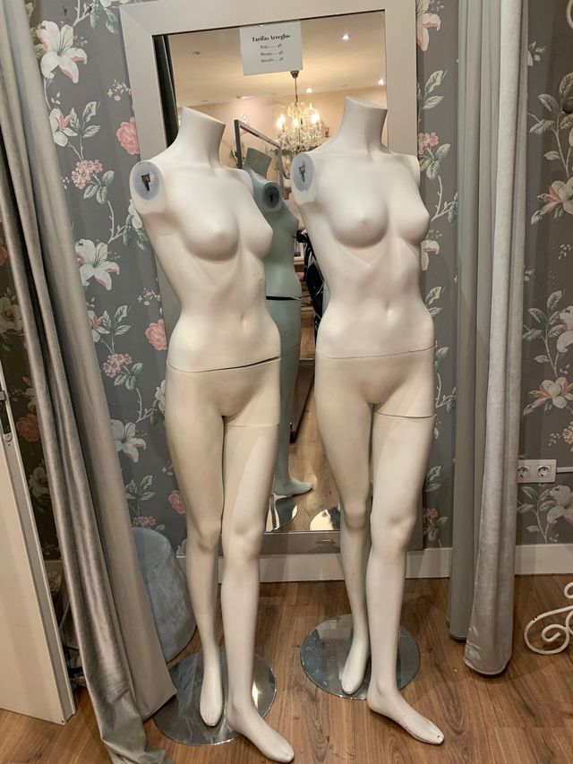 Maniquíes de mujer blancos  sin brazos, cada uno 3