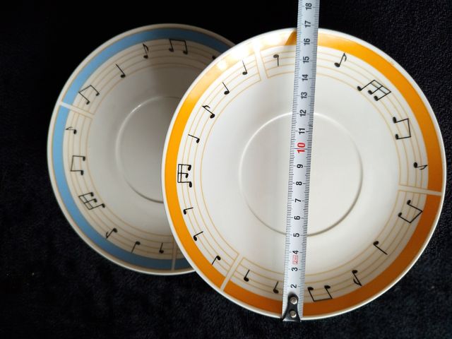 Tazas grandes desayuno. Platos musicales a juego