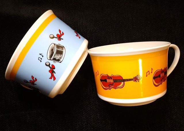 Tazas grandes desayuno. Platos musicales a juego