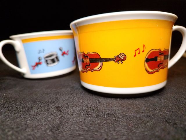Tazas grandes desayuno. Platos musicales a juego