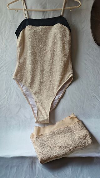 Traje de baño una pieza beige y negro