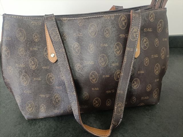 Bolso de piel marrón con logo