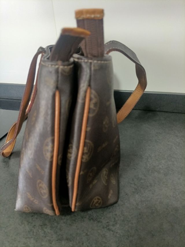 Bolso de piel marrón con logo